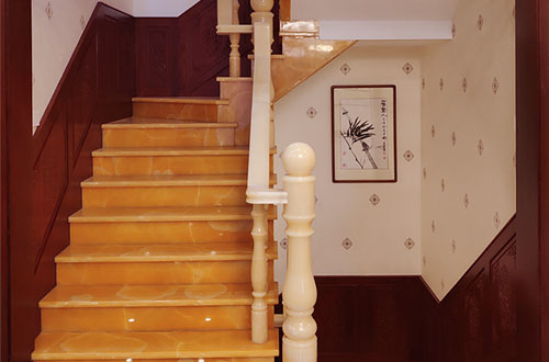 北湖中式别墅室内汉白玉石楼梯的定制安装装饰效果